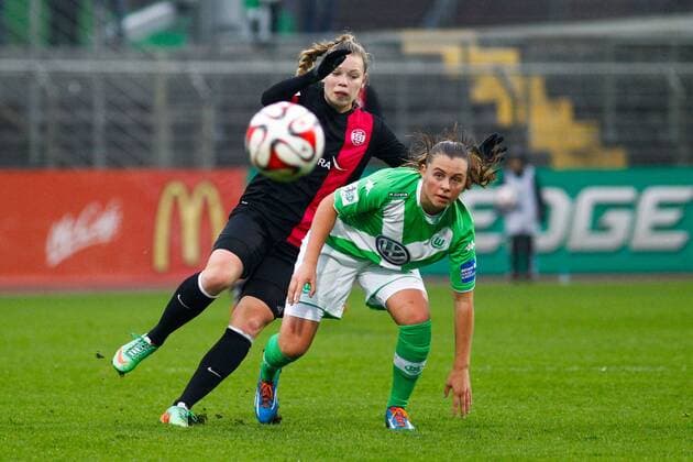 Zweikampf - Noelle Maritz (VfL Wolfsburg) gegen Margarita Gidion (SG Schönebeck Essen) - 1. Fußball Bundesliga Punktspiel Saison 2014-2015 VfL Wolfsburg vs. SG Schönebeck Essen im Stadion am Elsterwg in Wolfsburg - Aktion,Deutschland, Fußball, Frau,Frauen,16.11.2014