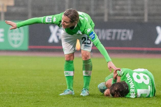 v.li.: Martina Müller (VfL Wolfsburg) kümmert sich um die verletzte Vanessa Bernauer (VfL Wolfsburg) verletzt, Verletzung, Fussball, Allianz Frauen-Bundesliga, VfL Wolfsburg - SGS Essen 19 68, xobx