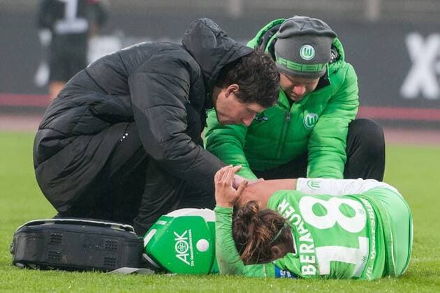 v.li.: Die verletzte Vanessa Bernauer (VfL Wolfsburg) wird behandelt verletzt, Verletzung, Fussball, Allianz Frauen-Bundesliga, VfL Wolfsburg - SGS Essen 19 68, xobx