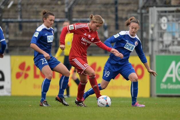 v.l.: Lidija Kulis (Pot), Patricia Hanebeck (Sand) und Felicitas Rauch (Pot), Fussball, Allianz Frauen-Bundesliga, 1.FFC Turbine Potsdam - SC Sand, xjkx