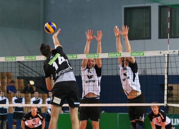 Aleksandar Veselinovic (Cloud&Heat Volley Dresden) schmettert am Berliner Block vorbei, VC Olympia Berlin vs. Cloud&Heat Volley Dresden, Herren, Volleyball-BL, 16.11.2014 EP_mht
