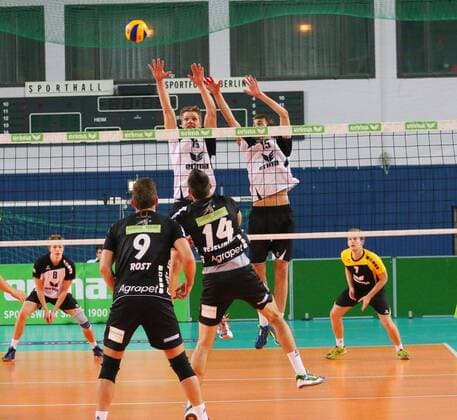 Der Block der Berliner wurde ausgespielt, VC Olympia Berlin vs. Cloud&Heat Volley Dresden, Herren, Volleyball-BL, 16.11.2014 EP_mht