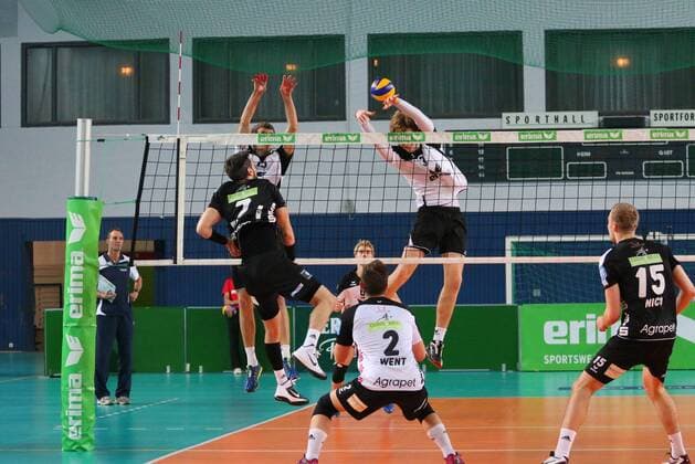Tino Walter (Cloud&Heat Volley Dresden) trifft nur den Block, VC Olympia Berlin vs. Cloud&Heat Volley Dresden, Herren, Volleyball-BL, 16.11.2014 EP_mht