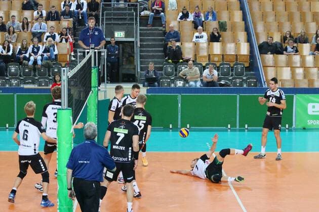 Robert Went (Cloud&Heat Volley Dresden) streckt sich vergeblich, VC Olympia Berlin vs. Cloud&Heat Volley Dresden, Herren, Volleyball-BL, 16.11.2014 EP_mht