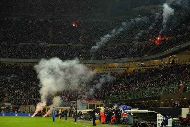 Mailand, 16.11.2014 - UEFA European Qualifiers 2014 - Italien vs Kroatien - Kroatische Fans sorgen mit Bengalos für eine Spielunterbrechung - andreaxstaccioli