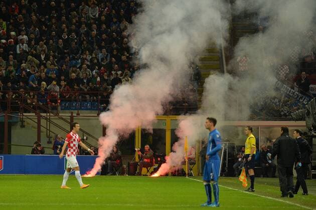 Mailand, 16.11.2014 - UEFA European Qualifiers 2014 - Italien vs Kroatien - Kroatische Fans sorgen mit Bengalos für eine Spielunterbrechung - andreaxstaccioli