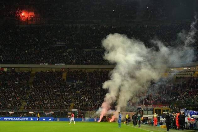 Mailand, 16.11.2014 - UEFA European Qualifiers 2014 - Italien vs Kroatien - Kroatische Fans sorgen mit Bengalos für eine Spielunterbrechung - andreaxstaccioli
