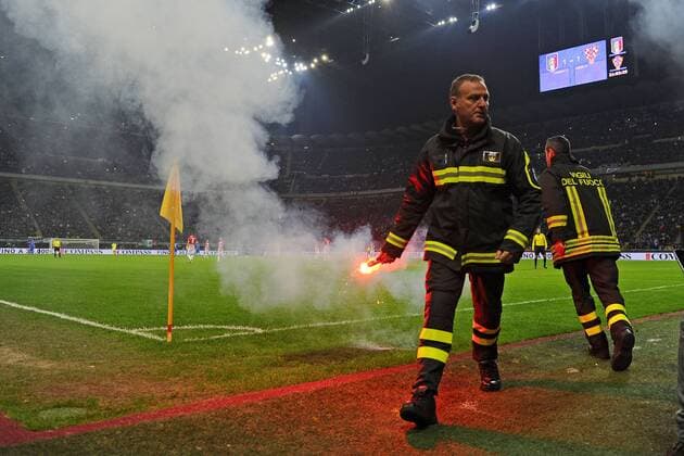 Lancio di fumogeni in campo durante la partita da parte dei tifosi Croati Milano 16-11-2014 Stadio Giuseppe Meazza, Football Calcio Euro2016 Qualifying Round Group H . Qualificazioni Campionato Europeo 2016 . Italy - Croatia Italia - Croazia. Foto Giuseppe Celeste Insidefoto giuseppexceleste