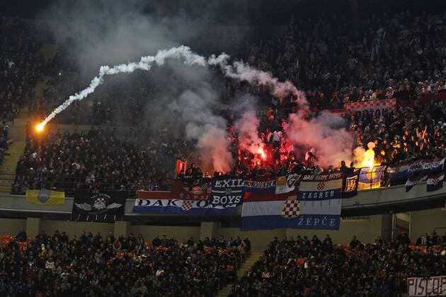 Mailand, 16.11.2014 - UEFA European Qualifiers 2014 - Kroatien - Kroatische Fans sorgen mit Bengalos für eine Spielunterbrechung - giuseppexceleste