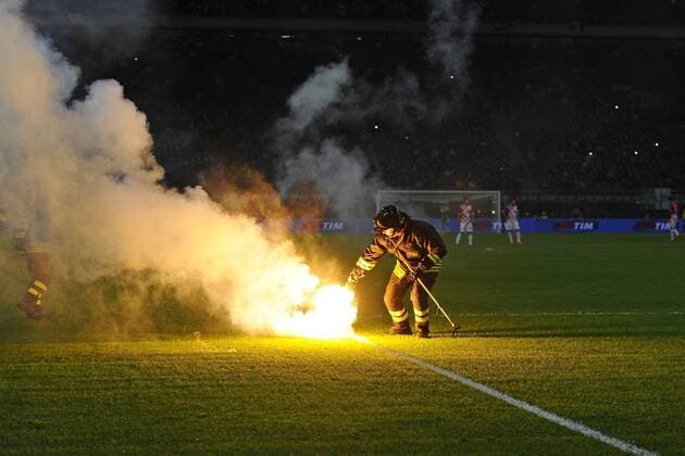 Mailand, 16.11.2014 - UEFA European Qualifiers 2014 - Kroatien - Kroatische Fans sorgen mit Bengalos für eine Spielunterbrechung - giuseppexceleste