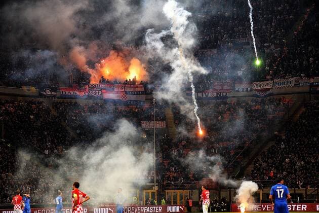 Mailand, 16.11.2014 - UEFA European Qualifiers 2014 - Kroatien - Kroatische Fans sorgen mit Bengalos für eine Spielunterbrechung - andreaxstaccioli