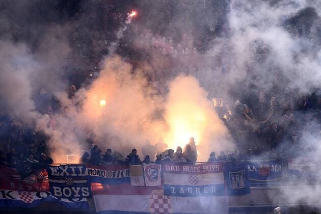 Mailand, 16.11.2014 - UEFA European Qualifiers 2014 - Kroatien - Kroatische Fans sorgen mit Bengalos für eine Spielunterbrechung - 