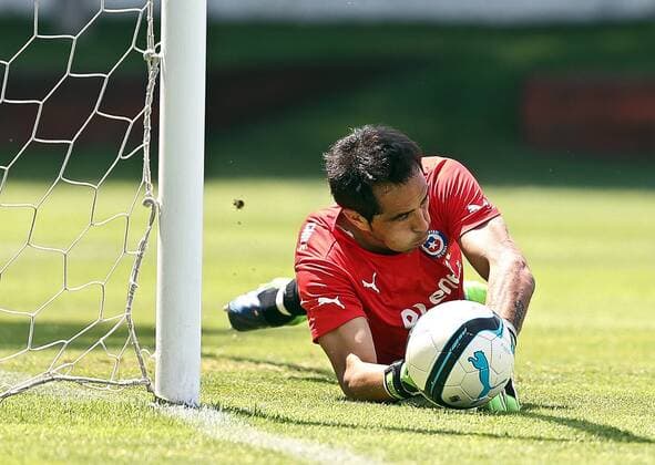 Image provided by the National Association of Professional Football of Chile shows the goalkeeper Claudio Bravo of Chile s National Team attending a training session in Santiago, capital of Chile, on Nov. 16, 2014. The Chilean Team will play a friendly match against Uruguay on Nov. 18. ANFP) (jp) (SP)CHILE-SANTIAGO-SOCCER-NATIONAL TEAM e JORGExVILLEGAS 
