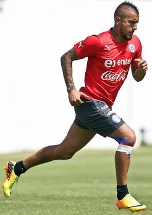 Image provided by the National Association of Professional Football of Chile shows the player Arturo Vidal of Chile s National Team attending a training session in Santiago, capital of Chile, on Nov. 16, 2014. The Chilean Team will play a friendly match against Uruguay on Nov. 18. ANFP) (jp) (SP)CHILE-SANTIAGO-SOCCER-NATIONAL TEAM e JORGExVILLEGAS 