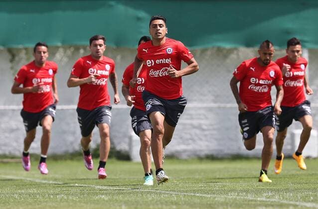 Image provided by the National Association of Professional Football of Chile shows players of Chile s National Team attending a training session in Santiago, capital of Chile, on Nov. 16, 2014. The Chilean Team will play a friendly match against Uruguay on Nov. 18. ANFP) (jp) (SP)CHILE-SANTIAGO-SOCCER-NATIONAL TEAM e JORGExVILLEGAS 