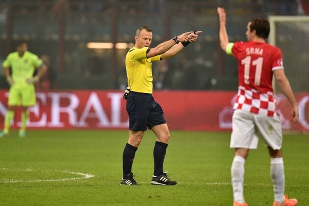 Referee Bjorn Kuipers suspends the match cause fireworks thrown by supporters of Croatia - Milano 16-11-2014 Stadio Giuseppe Meazza, Football Calcio Euro Qualifying Round Group H Italy vs Croatia. andreaxstaccioli