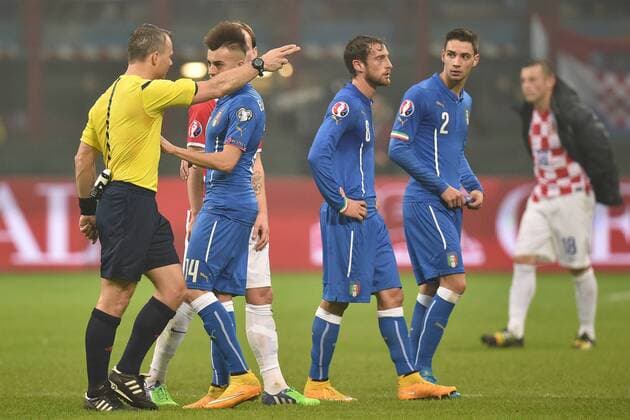 Referee Bjorn Kuipers suspends the match cause fireworks thrown by supporters of Croatia - Milano 16-11-2014 Stadio Giuseppe Meazza, Football Calcio Euro Qualifying Round Group H Italy vs Croatia. andreaxstaccioli