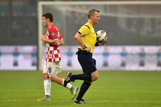 Referee Bjorn Kuipers suspends the match cause fireworks thrown by supporters of Croatia - Milano 16-11-2014 Stadio Giuseppe Meazza, Football Calcio Euro Qualifying Round Group H Italy vs Croatia. andreaxstaccioli