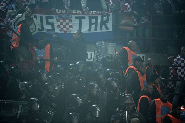 Mailand, 16.11.2014 - UEFA European Qualifier 2014 - Polizisten bei den kroatischen Fans - giuseppexceleste