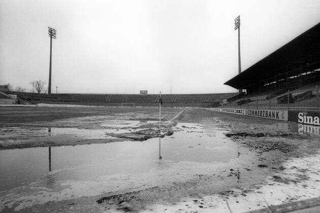 Das Stadion an der Grünwalder Straße in München steht unter Wasser