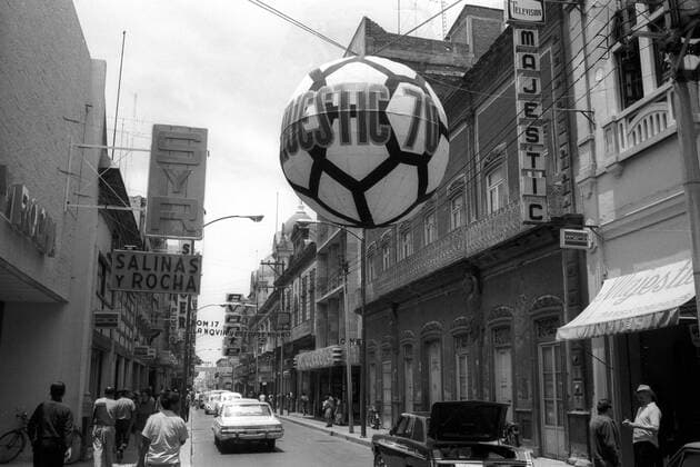 Weltmeisterschaft 1970: Übergroßer Fußball in einer Straße von Leon