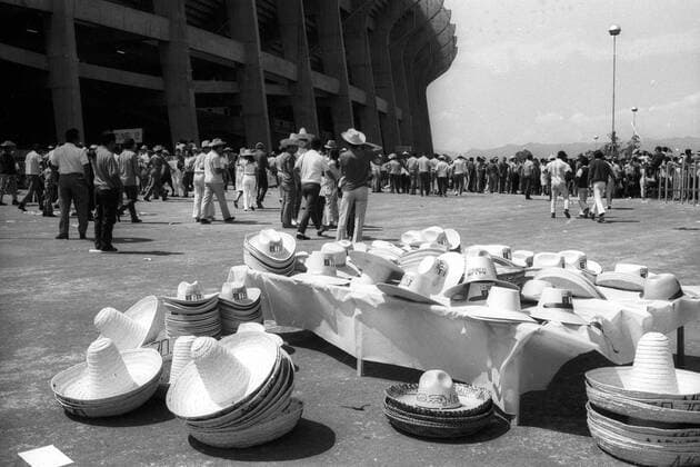 Weltmeisterschaft 1970: Souvenierstand vor dem Aztekenstadion