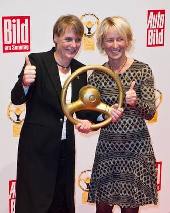 vl: Jutta KLEINSCHMIDT (Rallyefahrerin) und Isolde HOLDERIED (Rennfahrerin) Verleihung von Das Goldene Lenkrad 2014 in Berlin, Deutschland am 11.11.2014.
