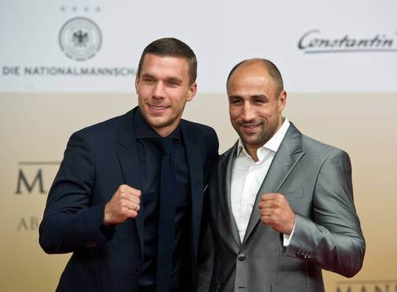Lukas PODOLSKI und Boxer Arthur ABRAHAM Vorstellung und Weltpremiere des Dokumentarfilmes Die Mannschaft im CineStar Sony Center in Berlin, Deutschland am 10.11.2014, die Deutsche Fussballnationalmannschaft zeigt sich in einem Film zur Fussballweltmeisterschaft 2014 in Brasilien.