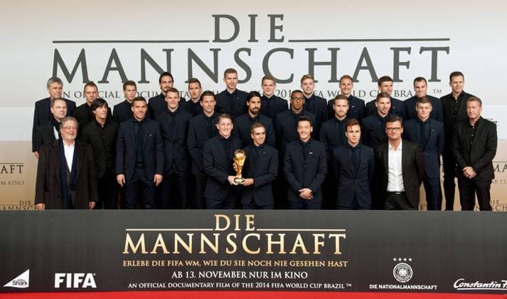 Gruppenbild - Die Nationalspieler posieren auf dem Roten Teppich. Bastian SCHWEINSTEIGER und Philipp LAHM halten gemeinsam den Weltmeisterpokal. Vorstellung und Weltpremiere des Dokumentarfilmes Die Mannschaft im CineStar Sony Center in Berlin, Deutschland am 10.11.2014, die Deutsche Fussballnationalmannschaft zeigt sich in einem Film zur Fussballweltmeisterschaft 2014 in Brasilien.