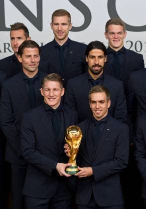 Bastian SCHWEINSTEIGER und Philipp LAHM mit dem Weltmeisterpokal hinten: Miroslav KLOSE, Per MERTESACKER, Matthias GINTER, mittlere Reihe: Torwart Roman und WEIDENFELLER, Sami KHEDIRA Vorstellung und Weltpremiere des Dokumentarfilmes Die Mannschaft im CineStar Sony Center in Berlin, Deutschland am 10.11.2014, die Deutsche Fussballnationalmannschaft zeigt sich in einem Film zur Fussballweltmeisterschaft 2014 in Brasilien.