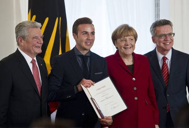 Mario GOETZE bekommt das Silberne Lorbeerblatt von Bundespräsident Joachim GAUCK, Bundeskanzlerin Angela MERKEL und Innenminister Thomas DE MAIZIERE (vl) überreicht. Sportlerauszeichnung - Verleihung des Silbernen Lorbeerblattes durch den Bundespräsidenten für die deutsche Fussballnationalmannschaft im Schloss Bellevue in Berlin, Deutschland am 10.11.2014.