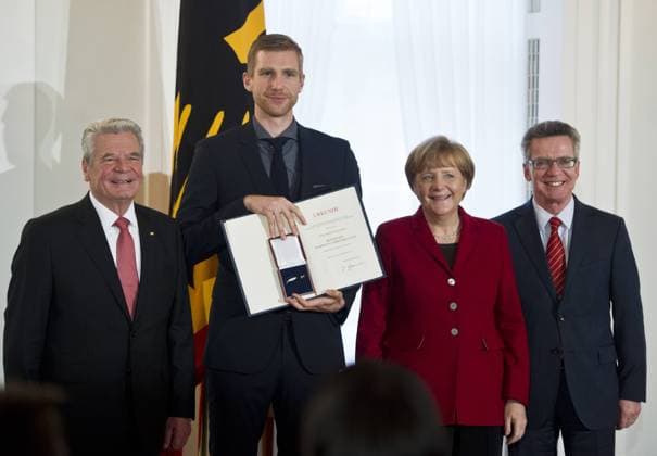 Per MERTESACKER bekommt das Silberne Lorbeerblatt von Bundespräsident Joachim GAUCK, Bundeskanzlerin Angela MERKEL und Innenminister Thomas DE MAIZIERE (vl) überreicht. Sportlerauszeichnung - Verleihung des Silbernen Lorbeerblattes durch den Bundespräsidenten für die deutsche Fussballnationalmannschaft im Schloss Bellevue in Berlin, Deutschland am 10.11.2014.