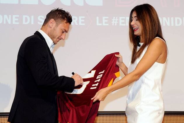 Aktuell Fussball, Italien, Francesco Totti wird mit Auszeichnung geehrt An Milano 17 11 2014 - Ehrung durch die TV Sportsendung - Il bello del calcio -: Francesco Totti 