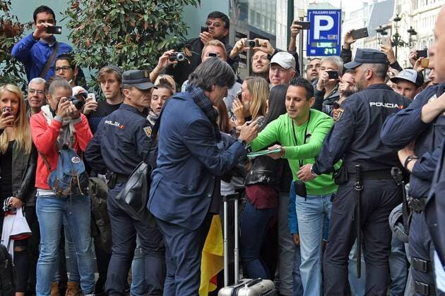 Bundestrainer Joachim Löw (D) gibt Autogramme - Teamankunft Deutschland in Vigo