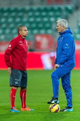 Aktuell Fussball, Nationalteam, Training Polen Poland Wroclaw 17.11.2014 Stadium Municipal avenue Slaska 1 Football the Swiss national team training Switzerland On the picture: Eren Derdiyok switzerland Vladimir Petkovic switzerland trener head coach  141117_1SB3571