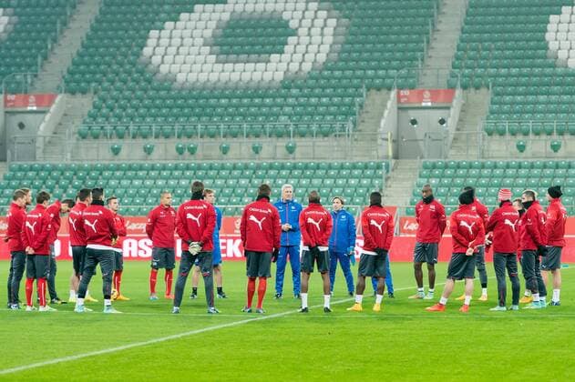 Aktuell Fussball, Nationalteam, Training Polen Poland Wroclaw 17.11.2014 Stadium Municipal avenue Slaska 1 Football the Swiss national team training Switzerland On the picture: Vladimir Petkovic switzerland trener head coach  141117_2SB4066