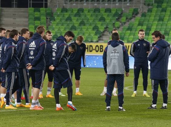 BUDAPEST, NOVEMBER 17, 2014. Russia s head coach Fabio Capello (R) instructs players at a training session of the Russian national football team  RE1550B9