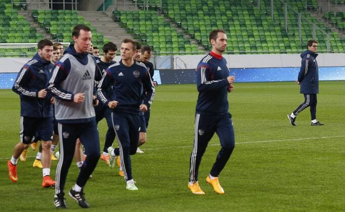 BUDAPEST, NOVEMBER 17, 2014. Russia s head coach Fabio Capello (R) at a training session of the Russian national football team  RE1550BA