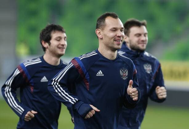 BUDAPEST, NOVEMBER 17, 2014. Defender Sergei Ignashevich (front) practices during a training session of the Russian national football team  RE1550CB