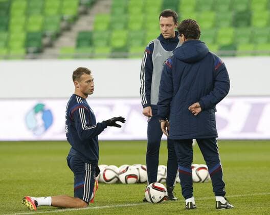 BUDAPEST, NOVEMBER 17, 2014. Defender Vasily Berezutsky (L) talking to head coach Fabio Capello (R) during a training session of the Russian national football team  RE1550CC
