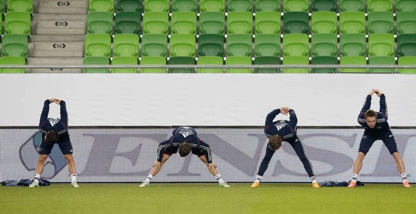 BUDAPEST, NOVEMBER 17, 2014. Members of the Russian national football team practice  RE1550CD