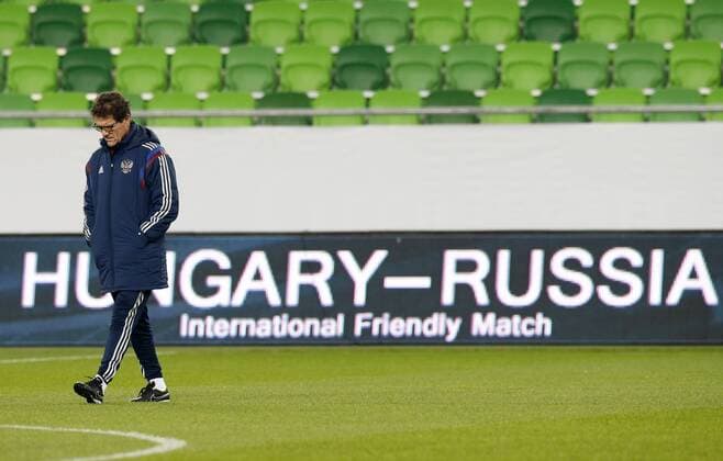 BUDAPEST, NOVEMBER 17, 2014. Russia s head coach Fabio Capello looks on at a training session of the Russian national football team  RE1550CE