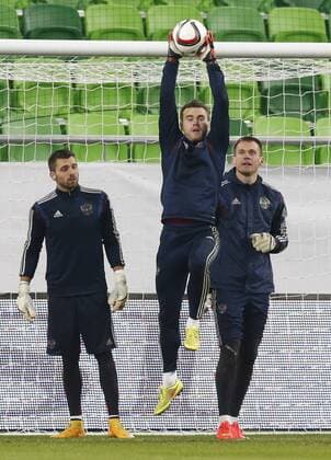 BUDAPEST, NOVEMBER 17, 2014. Goalkeeper Igor Akinfeev (C) practices during a training session of the Russian national football team  RE1550DA