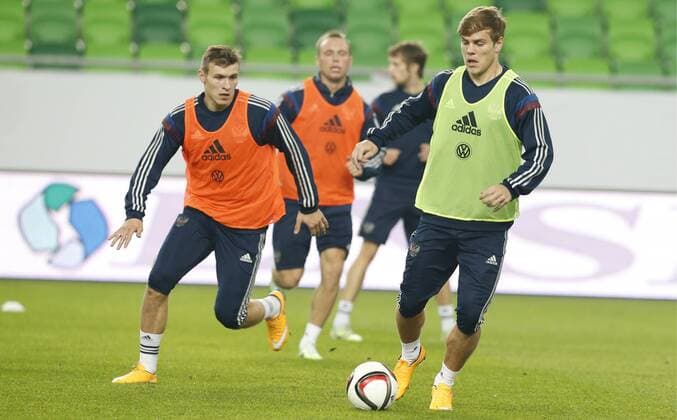 BUDAPEST, NOVEMBER 17, 2014. Midfielder Alexander Kokorin (R) practices during a training session of the Russian national football team  RE1550DC