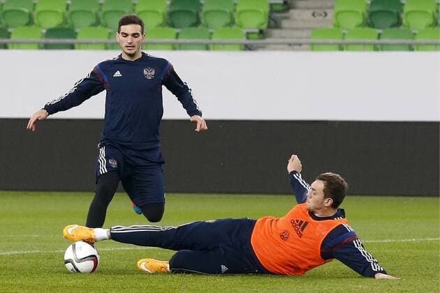 BUDAPEST, NOVEMBER 17, 2014. Midfielder Magomed Ozdoyev (L) practices during a training session of the Russian national football team  RE1550DF
