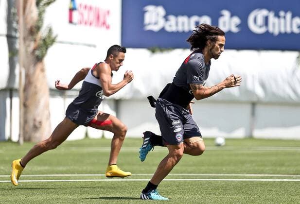 Aktuell Fussball, Nationalteam, Training Chile Image provided by the National Association of Professional Football of Chile, shows players Jorge Valdivia (R) and Alexis Sanchez of Chile s National Team attending a training session in Santiago, capital of Chile, on Nov. 17, 2014. (jp) (SP)CHILE-SANTIAGO-SOCCER-NATIONAL TEAM, JORGExVILLEGAS 