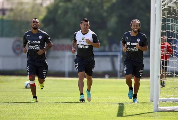 Aktuell Fussball, Nationalteam, Training Chile Image provided by the National Association of Professional Football of Chile, shows players Gary Medel (C), Jorge Valdivia (R) and Arturo Vidal of Chile s National Team attending a training session in Santiago, capital of Chile, on Nov. 17, 2014. (SP)CHILE-SANTIAGO-SOCCER-NATIONAL TEAM, JORGExVILLEGAS 