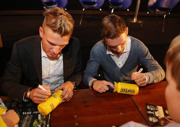 Kinopremiere Nieuwe Helden 17.11.14 , Erfurt, Cinestar, Deutsche Kinopremiere von Nieuwe Helden mit Tony Martin, Marcel Kittel und John Degenkolb im Bild: Marcel Kittel und Tony Martin schreiben Autogramme