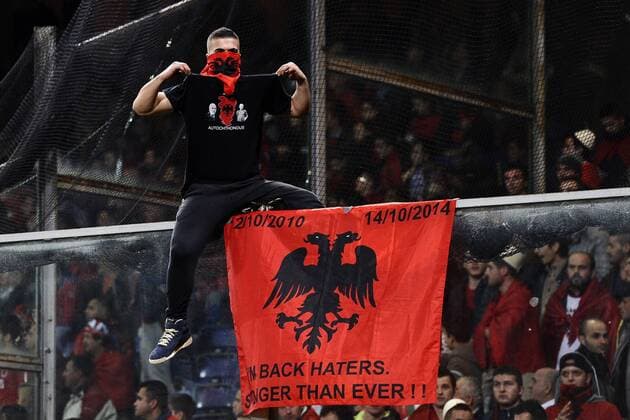 Genua, 18.11.2014 - Freundschaftsspiel 2014 - Albanische Fans präsentieren ihre Nationalfahne mit dem Schriftzug: I m back haters stronger than ever!! - 