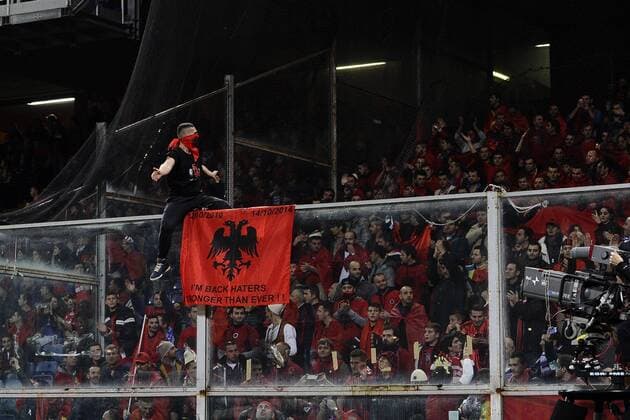 Genua, 18.11.2014 - Freundschaftsspiel 2014 - Albanische Fans präsentieren ihre Nationalfahne mit dem Schriftzug: I m back haters stronger than ever!! - 